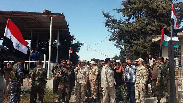 חיילים סורים עם דגל סוריה בקוניטרה ()