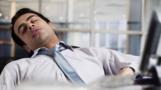 בן אדם ישן במשרד (צילום: shutterstock)