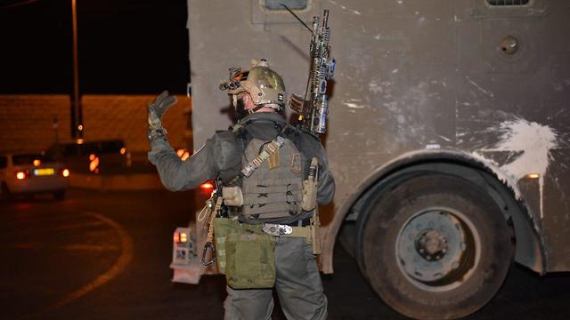 חיילים מאבטחים את היישוב אדם לאחר פיגוע הדקירה (צילום: יואב דודקביץ')