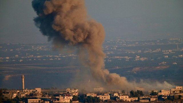 הפצצות צבא אסד כוחות מורדים צבא אסד ב סוריה גבול ישראל עשן פיצוץ (צילום: AP)