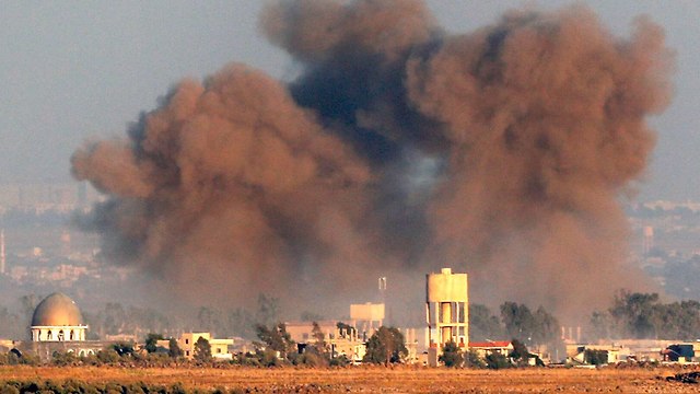 הפצצות צבא אסד כוחות מורדים צבא אסד ב סוריה גבול ישראל עשן פיצוץ (צילום: AFP)