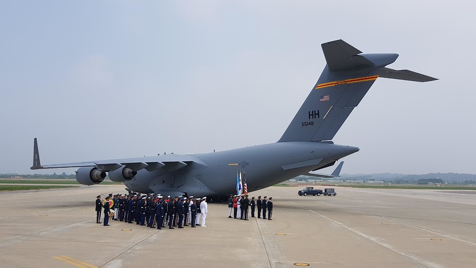 מטוס התובלה נוחת בבסיס חיל האוויר האמרעיקני אוסאן בדרום קוריאה (צילום: EPA)
