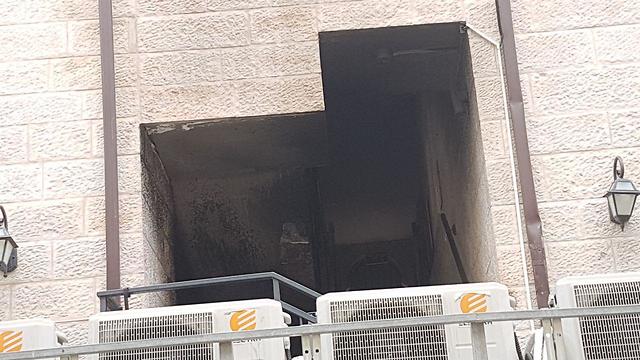 שריפה במלונית ג'אפה ברחוב הנביאים בירושלים (צילום: ענבר טויזר)