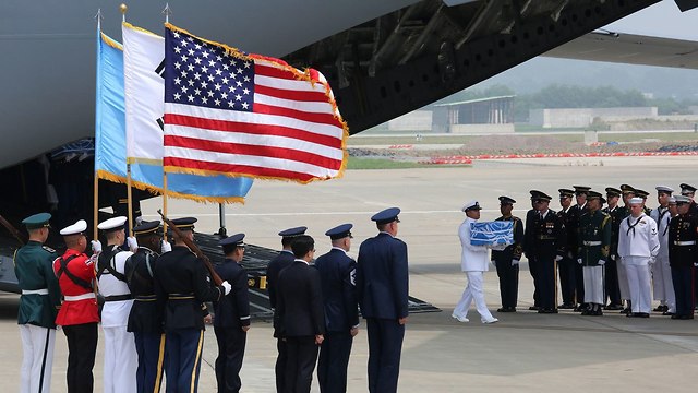 גופות חיילים אמריקנים הועברו צפון קוריאה ל ארה