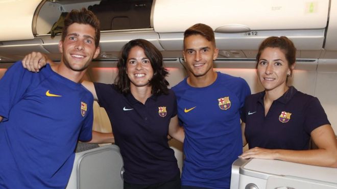 שחקני ושחקניות ברצלונה על הטיסה (צילום: האתר הרשמי של ברצלונה)