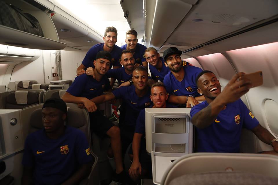 שחקני ברצלונה על הטיסה (צילום: האתר הרשמי של ברצלונה)
