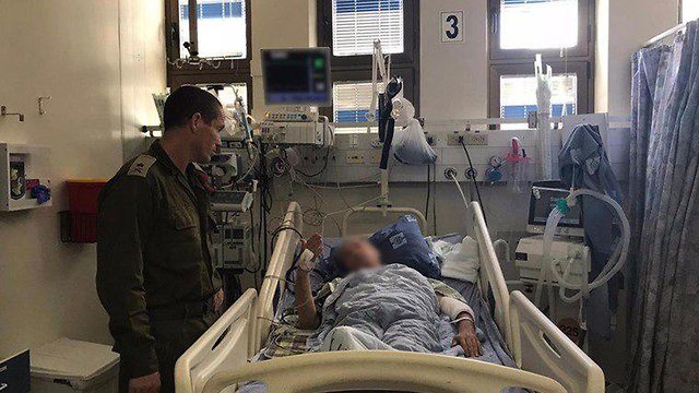 נדב פדן בביקור פצוע בבית החולים הדסה הר הצופים (צילום: דובר צה
