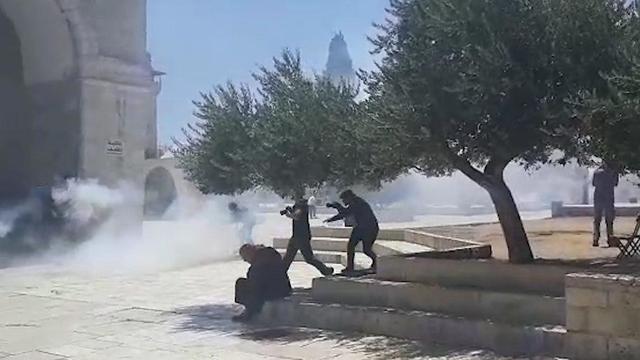 עימותים במסגד אלקצא בין כוחות משטרה לפלסטינים ()