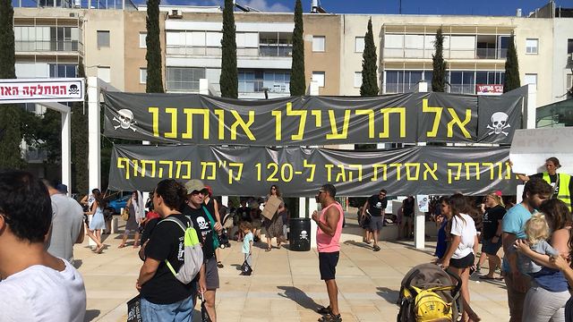 הפגנה בכיכר הבימה בתל אביב נגד הרחקת אסדות הגז הטבעי (צילום: רננה שנהב)