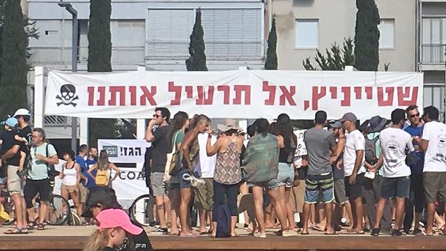 הפגנה בכיכר הבימה בתל אביב נגד הרחקת אסדות הגז הטבעי (צילום: רננה שנהב)
