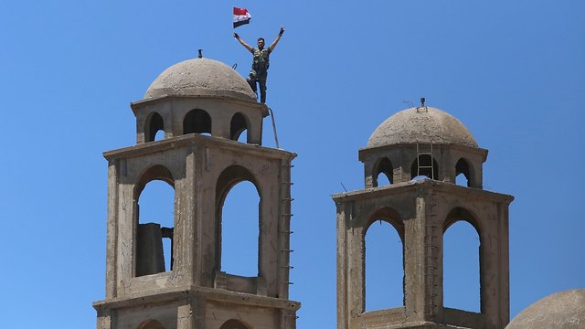 Сирийский флаг над Кунейтрой. Фото: AFP