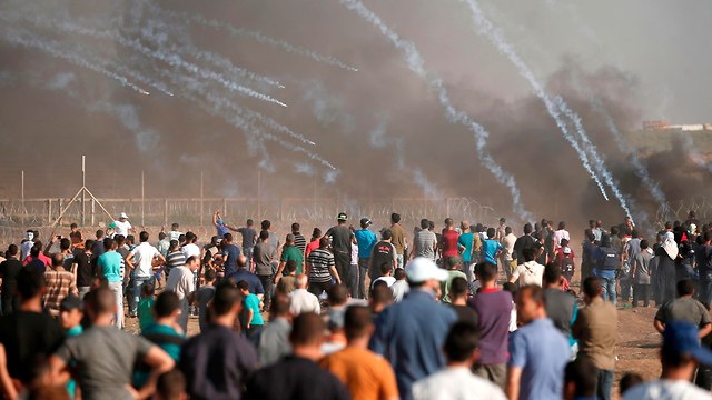 פלסטינים מפגינים (צילום: AFP)