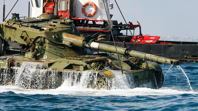 מורידים טנקים לים התיכון מול חופי צידון לבנון (צילום: AFP)