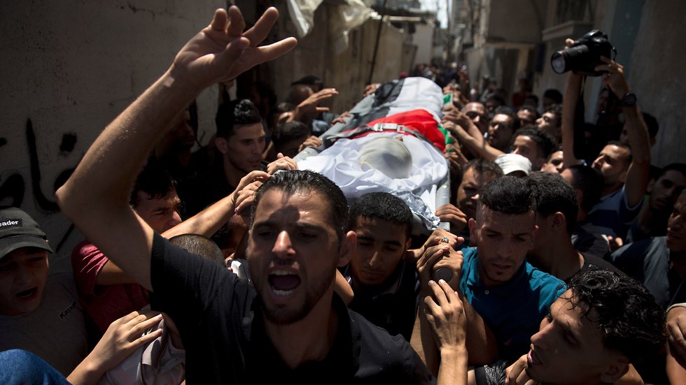 Palestinian mourners carry the body of 11 year-old Majdi al-Satari (Photo: AP)
