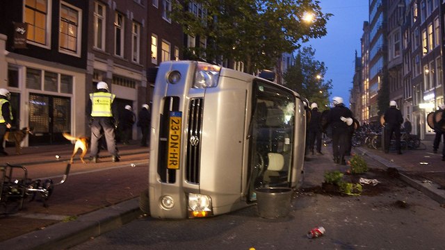הולנד מזהירה מאלימות ו פשע בלילה ב אמסטרדם (צילום: רויטרס)