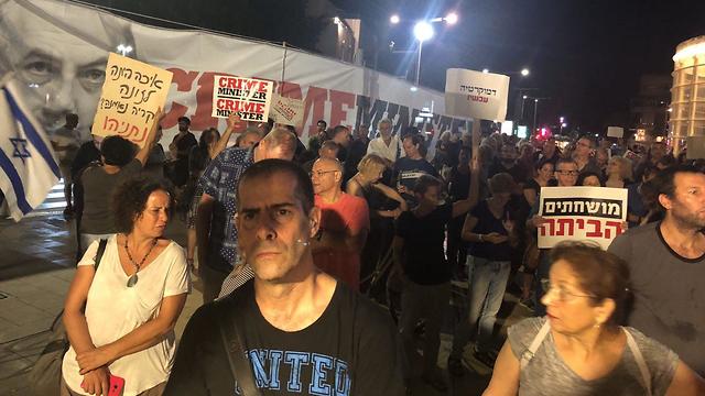 הפגנה נגד חוק הלאום בכיכר הבימה בתל אביב (צילום: מתן טורקיה)
