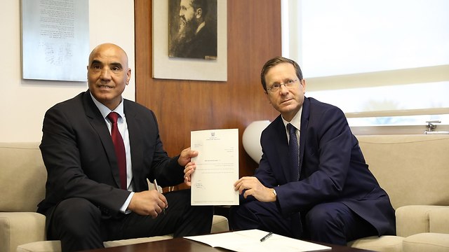 Herzog presenting his resignation from the Knesset (Photo: Knesset Spokesman)