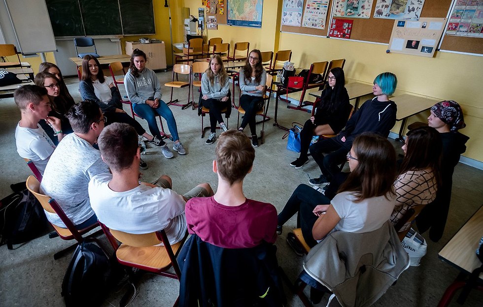גרמניה בני נוער יהודים מתנדבים בתי ספר מסבירים מה זה יהודי (צילום: AP)