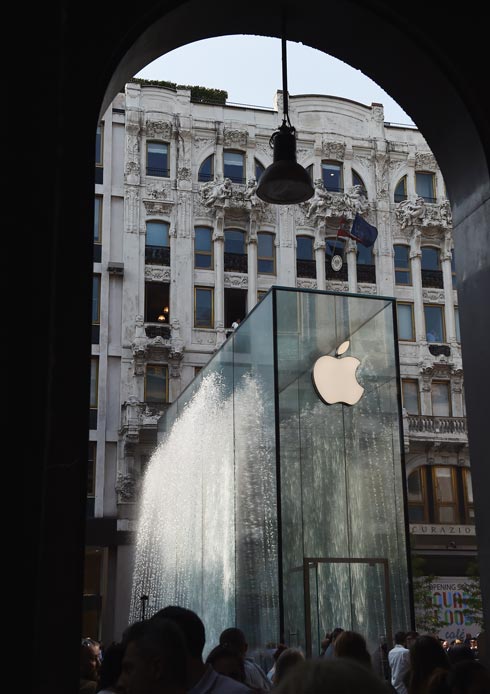 קופסת הזכוכית, ועליה הלוגו הקדוש, וברקע אחד הבניינים בכיכר ליברטי (צילום: Stefania M.D'Alessandro/GettyimagesIL)