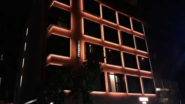 מבנה המלון בשעות הערב- מאיר את כל הרחוב  (צילום: ערן נקש)