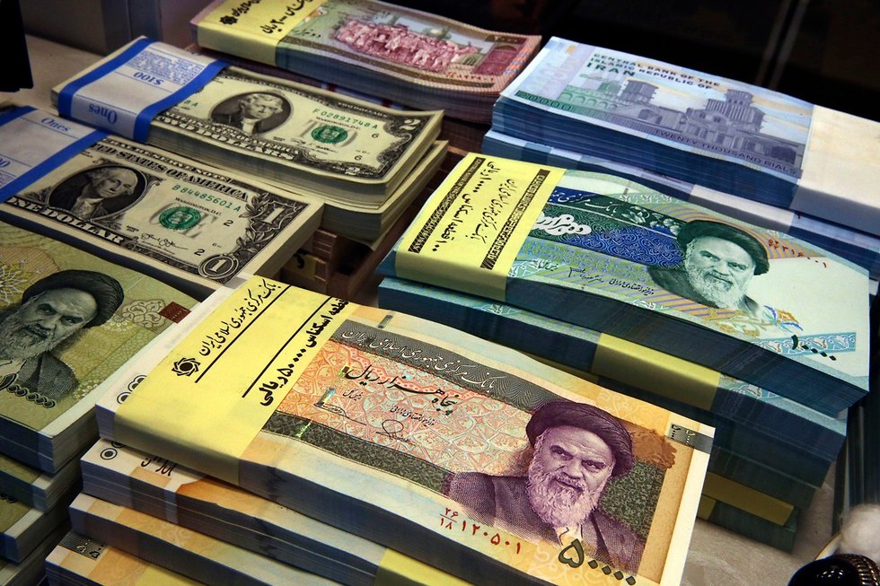 Доллары и риалы. Фото: AP