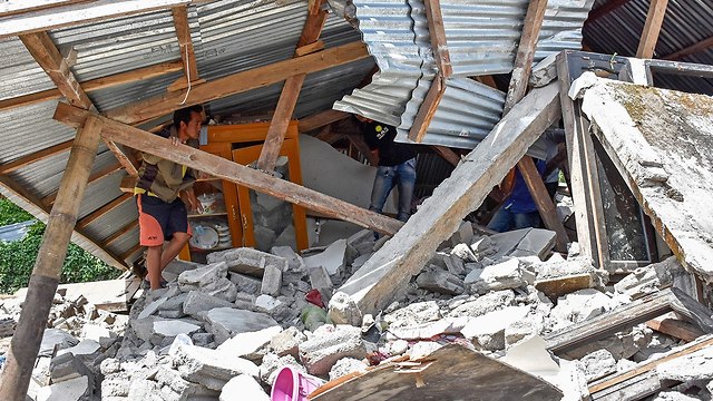 הרס לאחר רעידת אדמה באי לומבוק באינדונזיה (צילום: AFP)