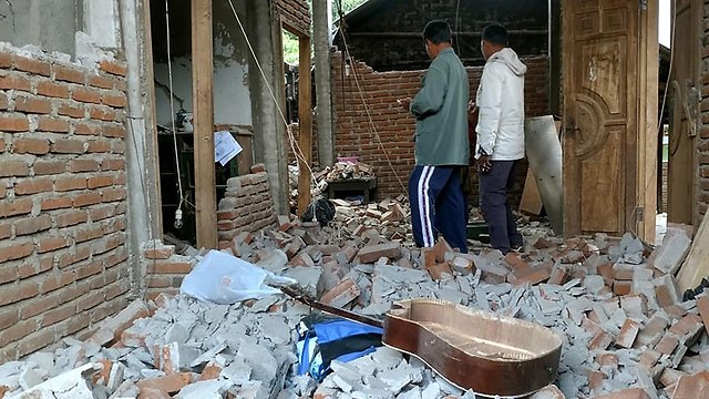 הרס לאחר רעידת אדמה באי לומבוק באינדונזיה (צילום: AFP)