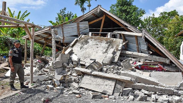 הרס לאחר רעידת אדמה באי לומבוק באינדונזיה (צילום: EPA)