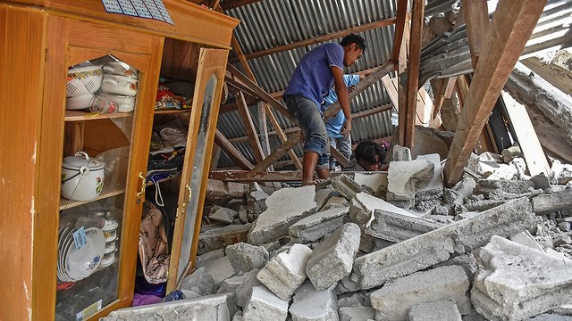 הרס לאחר רעידת אדמה באי לומבוק באינדונזיה (צילום: רויטרס)