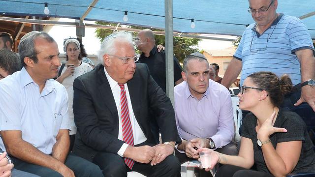 El embajador de los Estados Unidos David Friedman visitando a la familia Ovadia (Crédito: Yesha Council, Miri Tzahi)