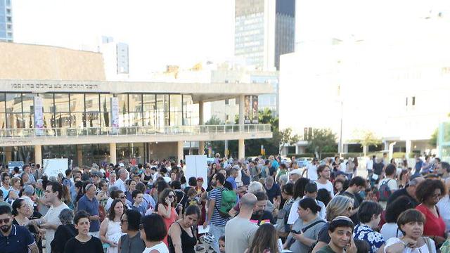 יו טיוב: שיעור הערבית הגדול בעולם בכיכר הבימה בתל אביב (צילום: מוטי קמחי)