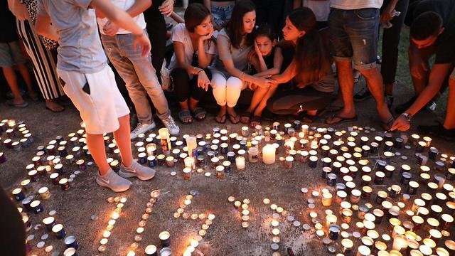 Поминальные свечи на месте гибели Илона Шалева-Амсалема. Фото: Дана Копель