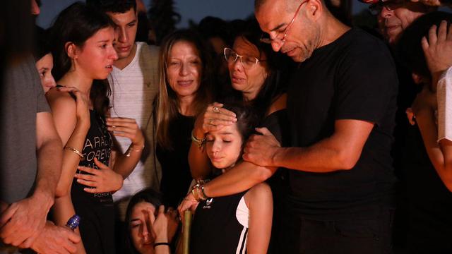 משפחת אמסלם בטקס הדלקת נרות לזכרו של אילון בתל אביב (צילום: דנה קופל)