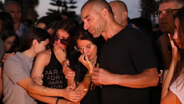 Родители Илона на траурной церемонии в Тель-Авиве. Фото: Дана Копель