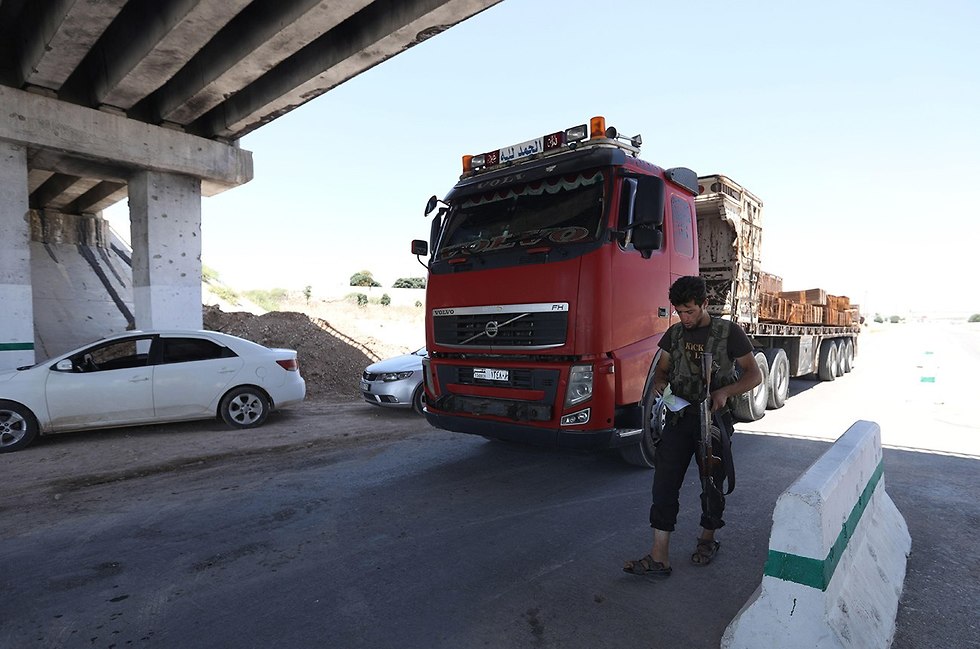 צומת מורק מחוז אידליב בדרך למחוז חמה סחר בין יריבים במלחמה ב סוריה (צילום: AFP)