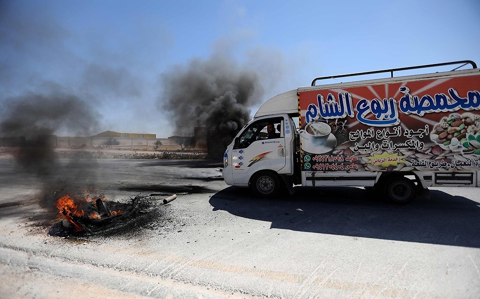 צומת מורק מחוז אידליב בדרך למחוז חמה סחר בין יריבים במלחמה ב סוריה (צילום: AFP)