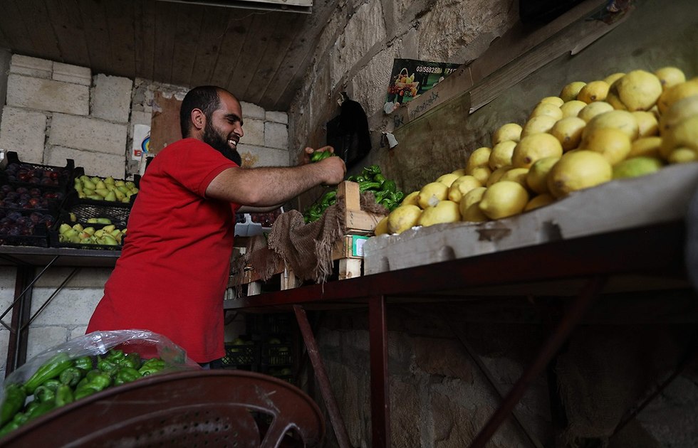 מכולת בצפון מערב סוריה מעבר סחורות בין המשטר ל מורדים (צילום: AFP)