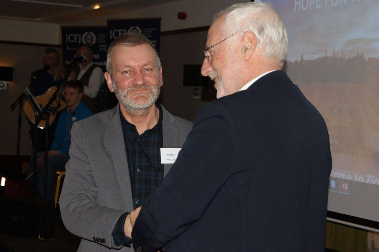 Пол Коултер (слева). Фото предоставлено Международным христианским посольством в Ирландии