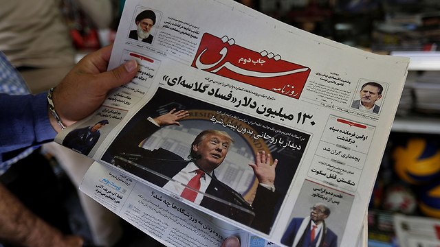 דונלד טראמפ על שער עיתון ב איראן אחרי שאמר שיהיה מוכן לפגוש את חסן רוחאני (צילום: AFP)