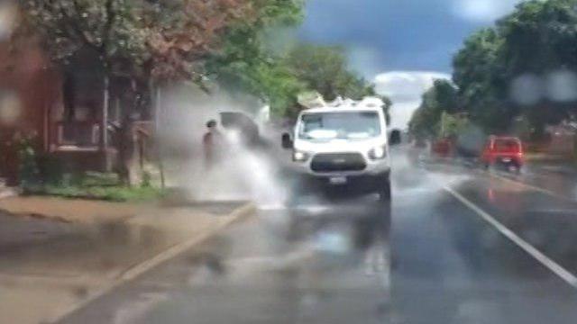 יו טיוב: טנדר בקנדה משפריץ מים מהכביש על עוברי אורח במדרכה ()