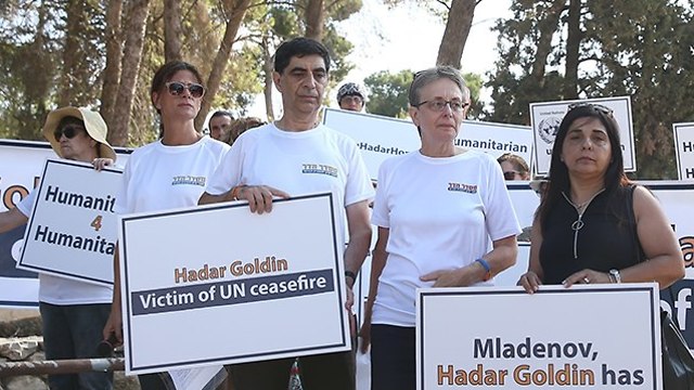 The Goldin family protests outside the UN building in Jerusalem (Photo: Ohad Zwigenberg)