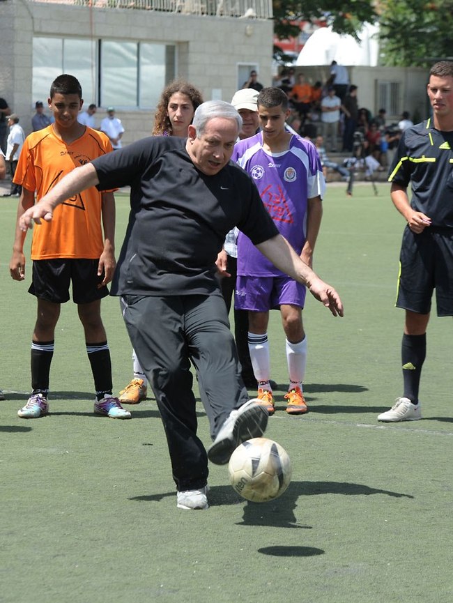 רגע לפני הגבס. בנימין נתניהו (צילום: משה מילנר, לע"מ) רגע לפני הגבס. בנימין נתניהו (צילום: משה מילנר, לע"מ)