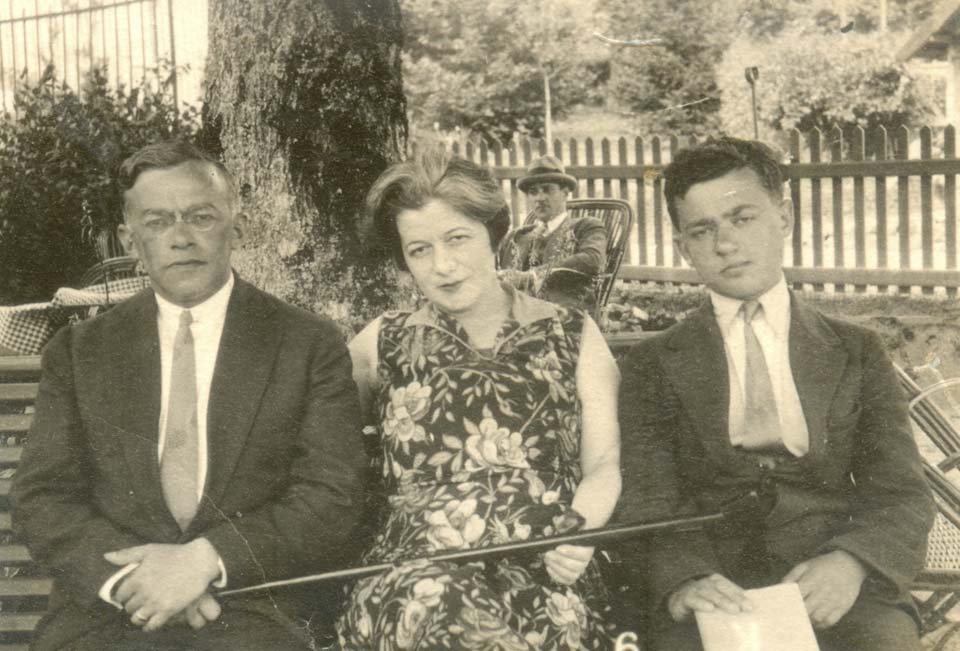  Зеев Жаботинский, его жена Йоана и сын Ари, конец 1930-х