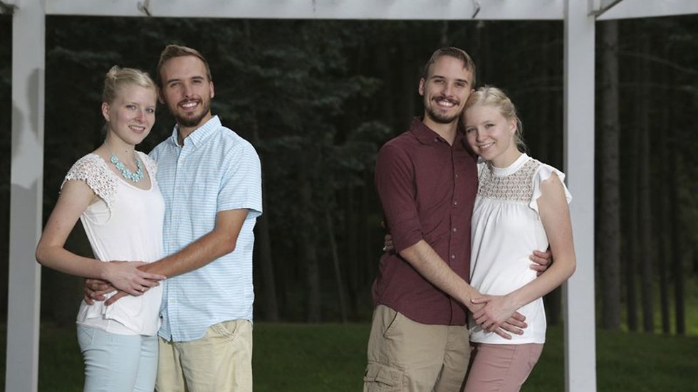 תאומות זהות מתחתנות עם תאומים זהים מישיגן ארה