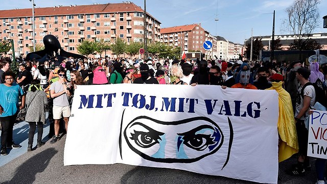 דנמרק איסור בורקה נכנס ל תוקף הפגנה (צילום: AFP)