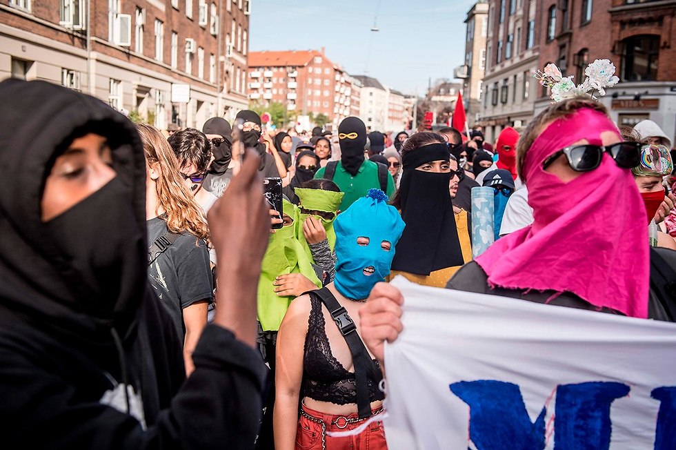 דנמרק איסור בורקה נכנס ל תוקף הפגנה (צילום: AFP)