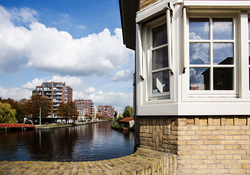 בית הגשר Beltbrug נבנה בסגנון "אמסטרדם סקול", שבו נבנתה שכונת המגורים הסמוכה  (צילום: Mirjam Bleeker)