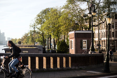 הביתן הקטנטן Nieuwe Amstel על גשר במזרח העיר. למה לא להעביר פה לילה?   (צילום: Mirjam Bleeker)