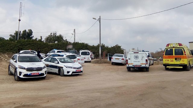 Полиция и парамедики у входа в центр "Бейт-Яэль". Фото: оперативная съемка МАДА