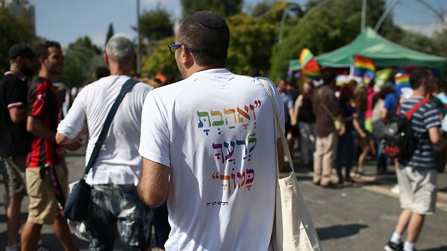 Marcher with T-shirt saying: 'love your neighbor as yourself' (Photo: Ohad Zwigenberg)